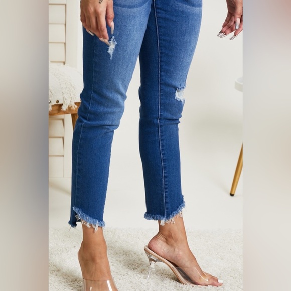 YMI Jeanswear Irene Frayed Cropped Jeans - Picture 3 of 9